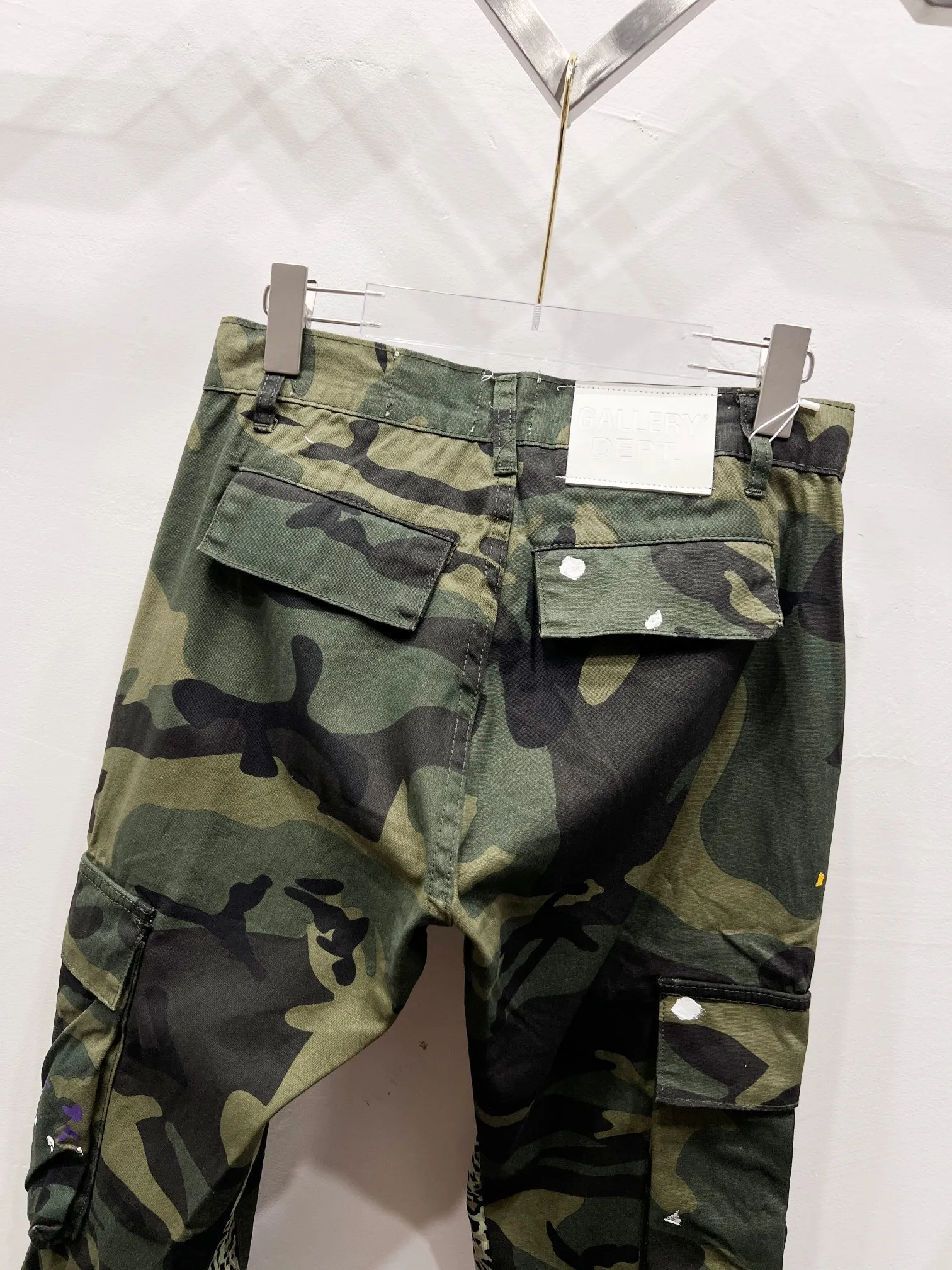 p260 Style No.: (c069) GALLERY DEPT. 2025 new camouflage stitching hand-painted multi-pocket couple style loose bootcut jeans. Top ceiling quality. Styles with different washed textures. Very friendly to people with thin legs and thick legs. The bootcut style is very flattering to the leg shape. Moderate length that never goes out of style. Easy to match. Basic styling for various styles. A must-have in the wardrobe! The fabric is stiff but also makes the upper body soft without losing texture. The washing process is even more perfect. It is a must-have item for everyone! ! ! Washed wheat, hang tag, pants label, complete with three labels Color: camouflage green Size: 28, 30, 32, 34, 36 (five sizes)